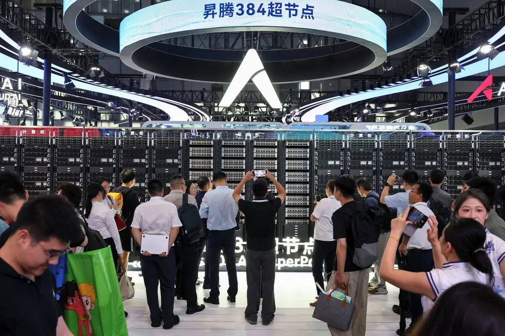 Det kinesiske teknologikonglomratet Huawei er i ferd med å ta innpå Nvidia raskere enn antatt for noen få måneder siden. Her vises Huawei CloudMatrix 384 system frem under World Artificial Intelligence Conference i Shanghai tidligere i år.