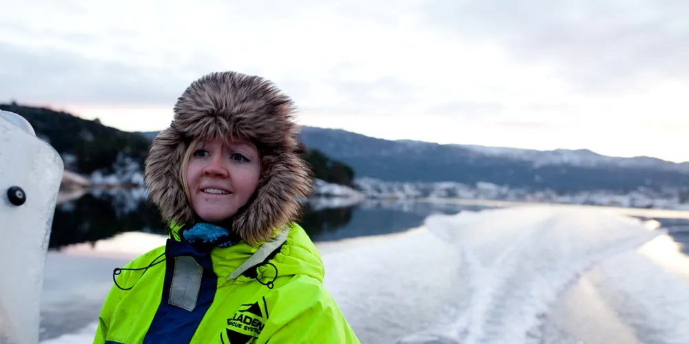 Lisa Instefjord hentar besøkjande. Kvar visning har plass til 24 gjestar.