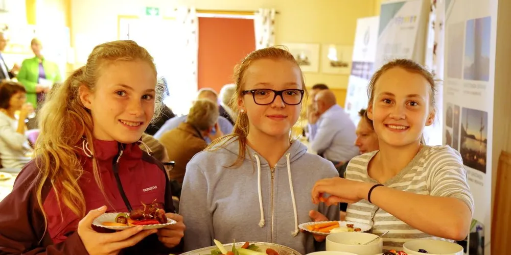 LOKALT: Grønnsaker fra nærområdet er også en del av framtidsmaten. Her tester (f.v.) Sara Andersen, Karoline Prestjord og Thea Mari Paulsen litt av utvalget på konferansen. Foto: Jon Eirik Olsen