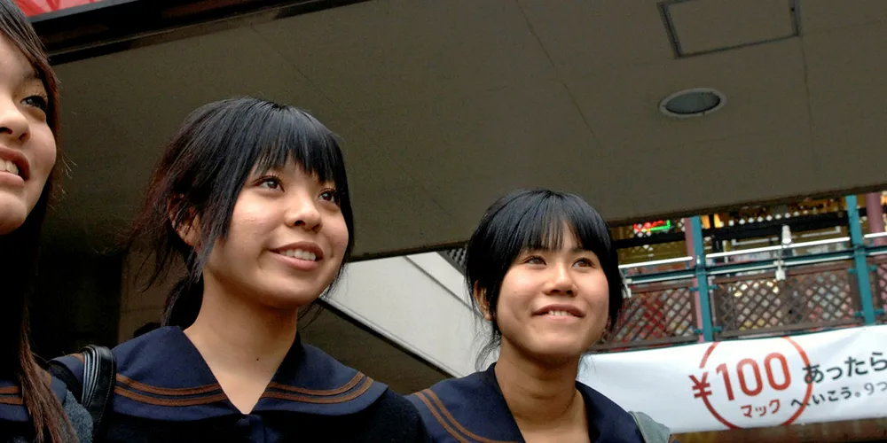 MAKRELL ER POPULÆRT: Marina Takenishi (tv) og hennes venninner Arisa Shimajiri og Miyako Shirokane spiser burgere en gang i uka. Ellers er det sunn hjemmelaget mat. Norsk makrell markedsføres i Japan som mat som gir deg god helse og smal midje. Det har ført til enorm vekst i salget.