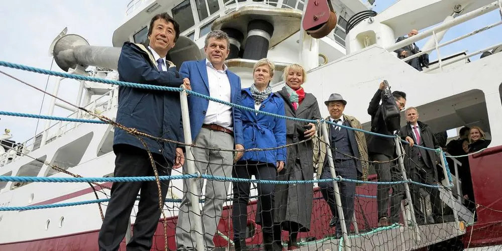 I AUSTEVOLL: Japansk fiskeriminister Ken Saito besøkte «Haugagut», der han ble vist rundt av reder Stig Østervold. Her sammen med fiskeridirektør Liv Holmefjord og havforskningsdirektør Sissel Rogne.Foto: Nils Torsvik