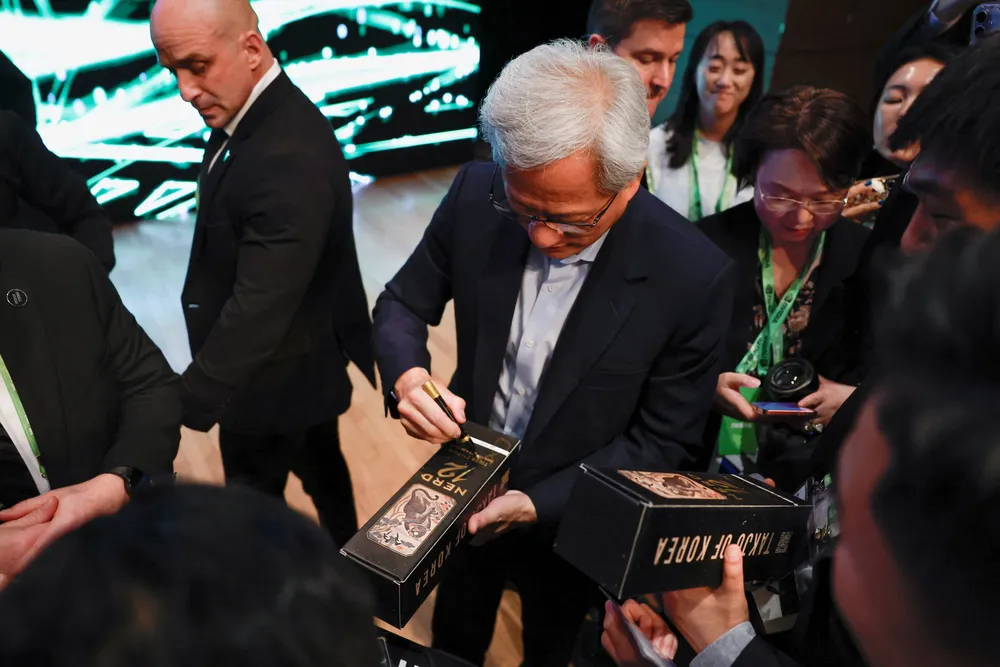 Nvidias toppsjef Jensen Huang har kjendisstatus. Her under forrige ukes besøk i Sør-Korea, hvor han signerte autografer til fans.