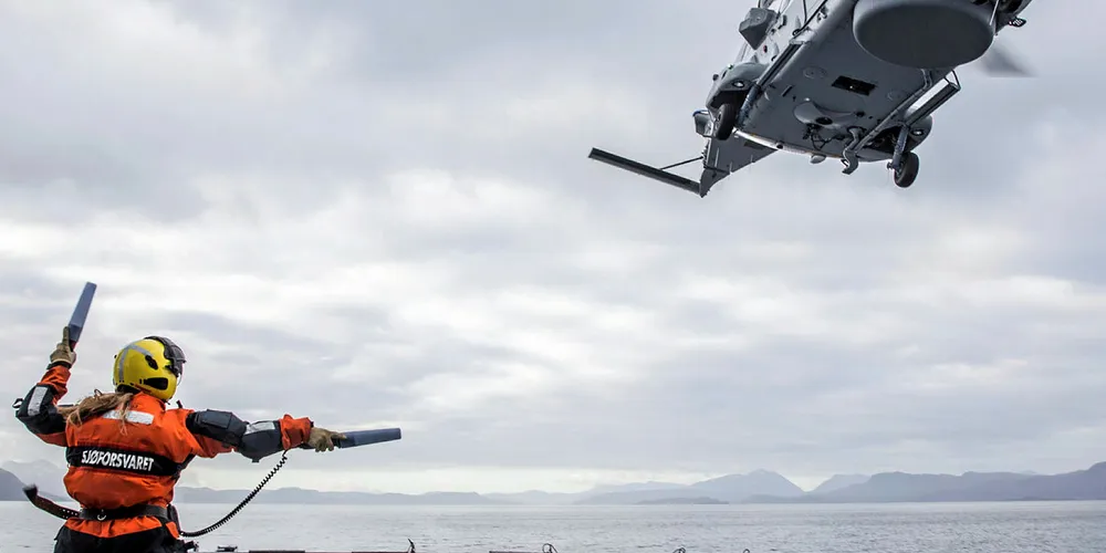 ØVELSE: Kystvakthelikopteret NH90 øver på KV «Senja», utenfor Harstad.