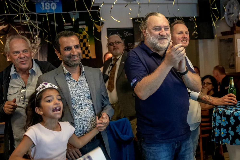 Ved knapt 100 valgdistrikt telt opp kunne tilhengerne av Sverigedemokraterna endelig slippe jubelen løs på partiets valgvake i Södertälje. Sverigedemokraterna var på tidspunktet over 21 prosent.