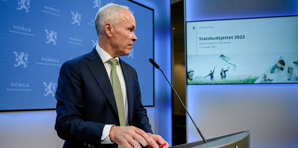 Finansminister Jan Tore Sanner fullfører endringene i vannkraft-beskatningen ved å foreta en teknisk oppjustering av grunnrenteskatten fra 37 prosent til 47,4 prosent.