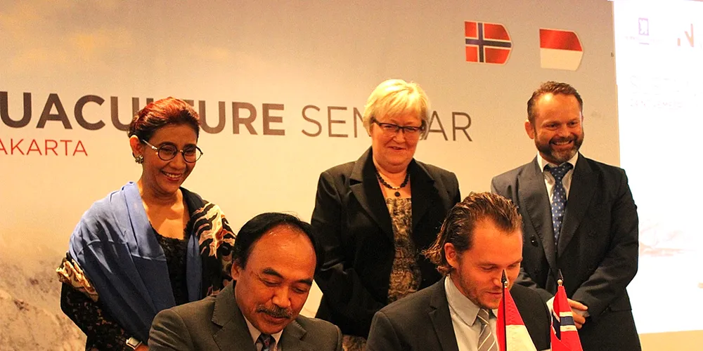 Pictured: Back row (from left to right) Indonesia’s Minister for Fisheries and Marine Affairs Susi Pudjiastuti, Norway’s Fisheries Minister Elisabeth Aspaker, Norway’s Ambassador in Indonesia Stig Ingemar Traavik. Front row (from left to right) Dr. Ir. Slamet Soebjakto M. Si, director general for aquaculture at the ministry for fisheries and marine affairs in Indonesia, Andreas von Scholten, general director for Pharmaq’s Asian activities. (Photo: Anders Furuset)