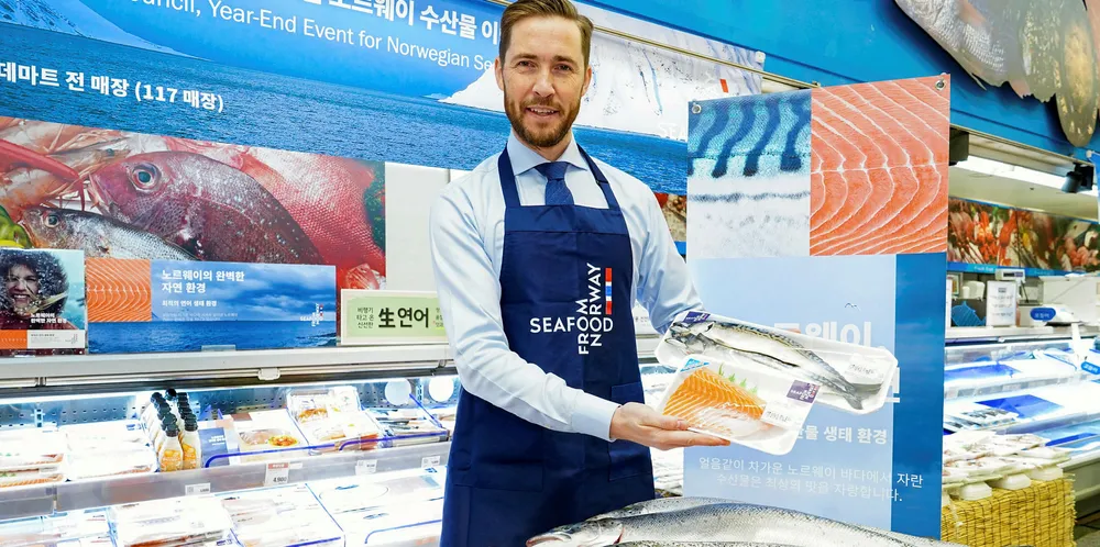 Fiskeriutsending Gunvar L. Wie promoterer norsk sjømat på sørkoreansk supermarked.