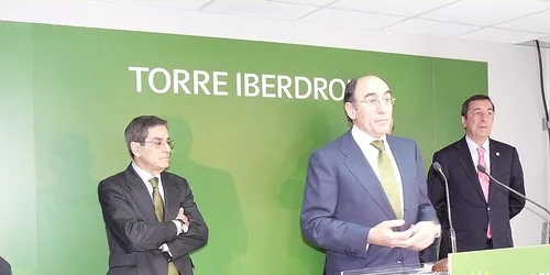 Iberdrola board chairman Ignacio Galan (center).