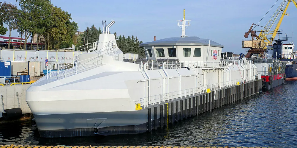 Fôrflåten fra Akva group ruver i størrelse med sin lengde på 64,8 meter. En standard fôrflåte AC450C fra AKVA group i bakkant (rød) viser størrelsesforholdet.