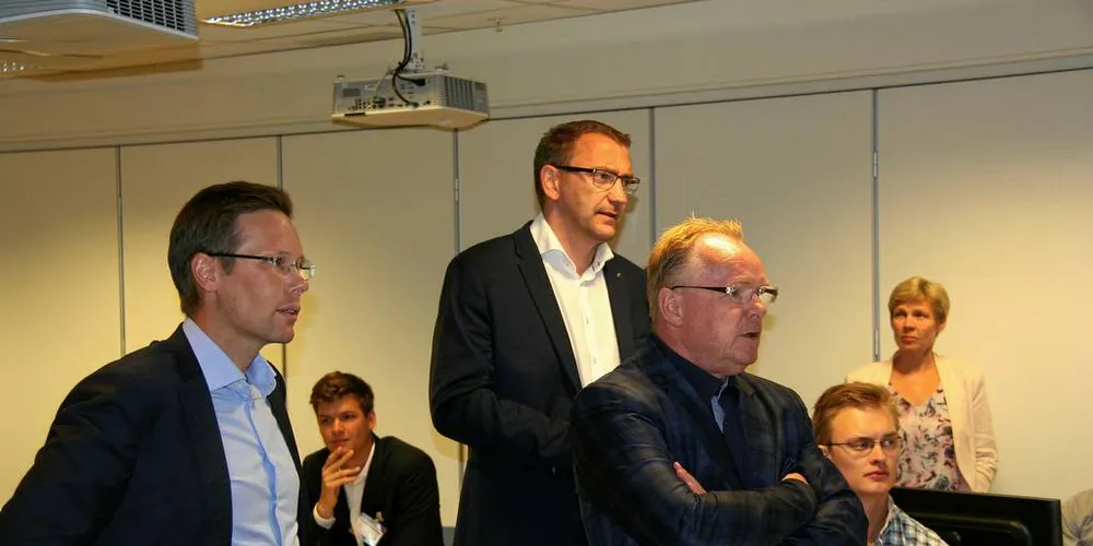 Martin H. Bryde, avdelingsdirektør for Næringsutvikling – fiskeri og havbruk i Nærings og fiskeridepartementet, i samtale med fiskeriminister Per Sandberg under omvisinga i auksjonsrommet hos Fiskeridirektoratet. I bakgrunnen statssekretær Roy Angelvik og fiskeridirektør Liv Holmefjord.Foto: Joar Grindheim