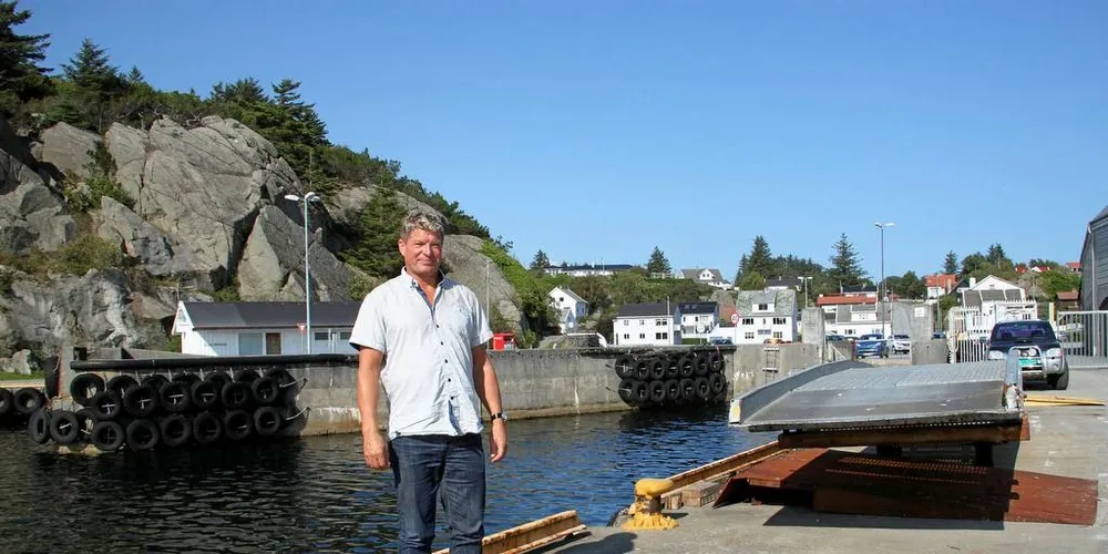 VOKSER: Arne Harald Stensland daglig leder ved Skude Fryseri står på kaien der han håper å ha et nytt fryselager om noen år. Fryseriet trenger mer lagringsplass for kjøtt og pelagisk fisk. – Vi skal ikke fylle ut med masser, planen er at bygget skal stå på påler, forteller Stensland.Foto: Torhild Måkestad Martinussen