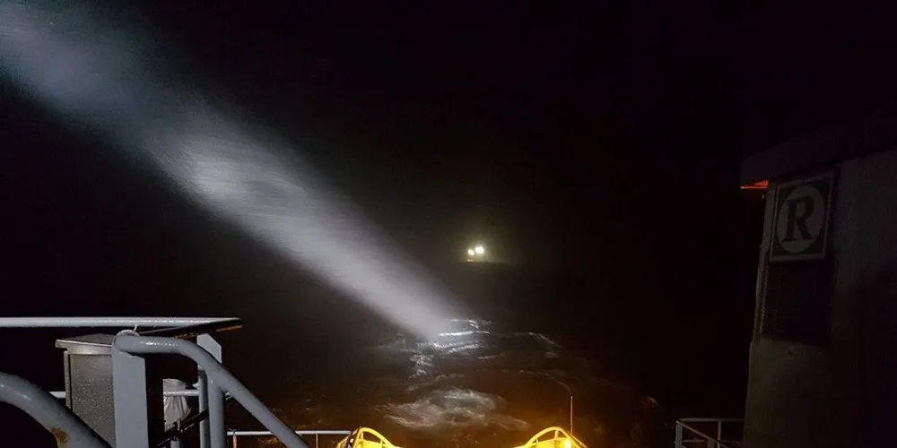 KV «Barentshav» sleper «Kvitungen» til Båtsfjord. Foto: Kystvakten