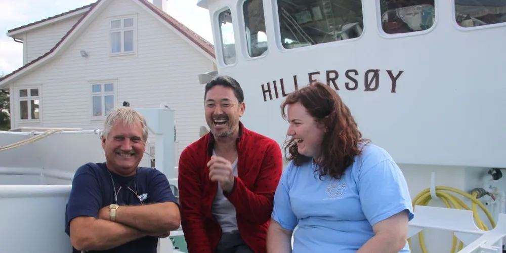 Skipper Tore Hillersøy vurderer å prøve seg på makrellstørje-fisket igjen i 2016. Her sammen med Furukawa Segekii fra Japan som var med i 2014 for å lære mannskapet om bord hvordan de skal sikre best mulig kvalitet på fisken når de fangster og Joan Hayes, observatør for ICCAT. (Foto: Torhild M.)