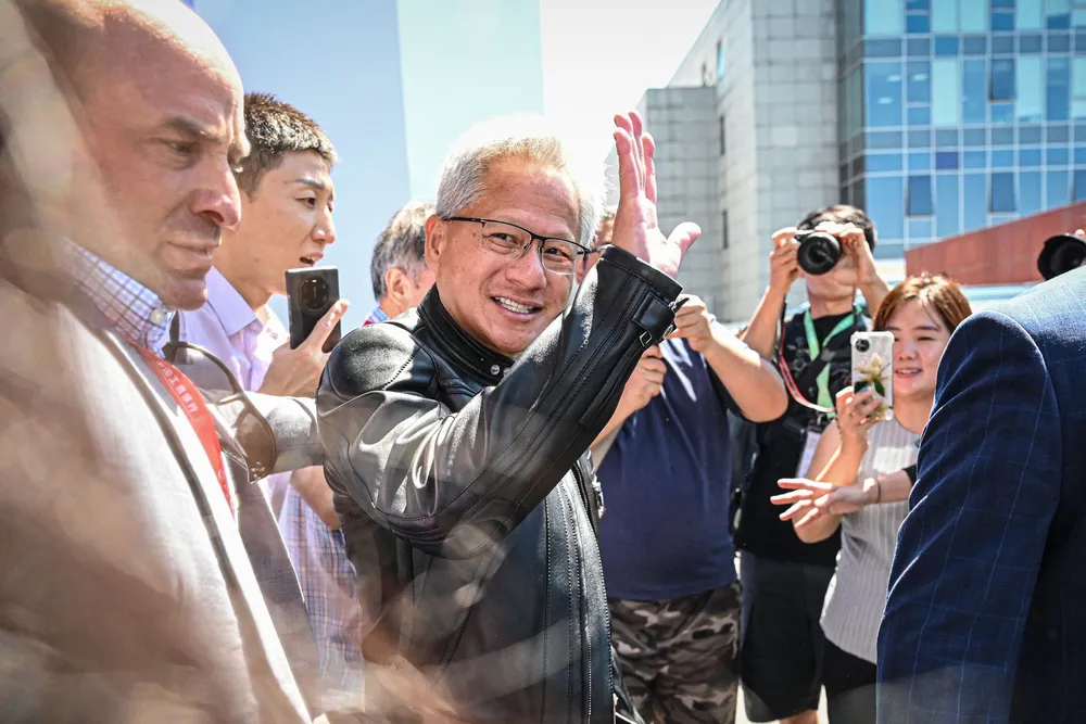 Nvidias toppsjef Jensen Huang har et håp om at selskapet kan få lov til å eksportere KI-brikker til Kina. Her fra et besøk til China International Supply Chain Expo i Beijing tidligere i år, hvor han også møtte representanter fra kinesiske myndigheter.