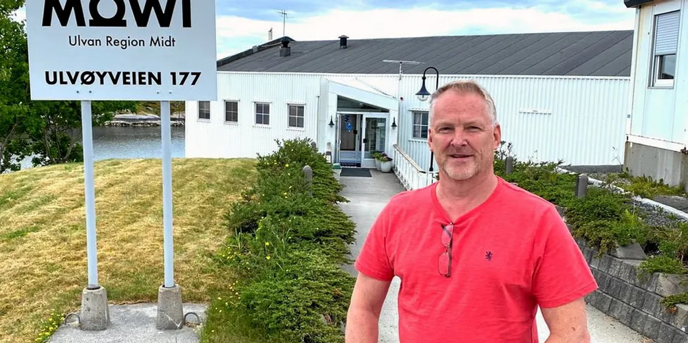Jim Lervik er produksjonssjef ved Mowi Ulvan som i disse dager holder på med nedvask av hele fabrikken.