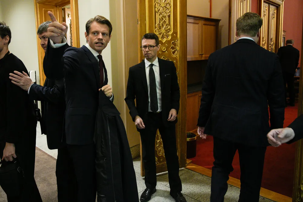 Peter Frølich (H) på vei til møtet i den utvidede utenriks- og forsvarskomiteen som torsdag legger frem en sak for Stortinget.