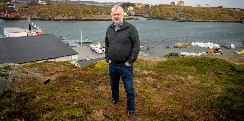 Kaiområdet bak Odd Arne Arnesen fylles hver uke opp med marint avfall som de 18 ansatte ved Mausundvær Feltstasjon plukker fra holmer og skjær ute i havgapet på Trøndelagskysten.
