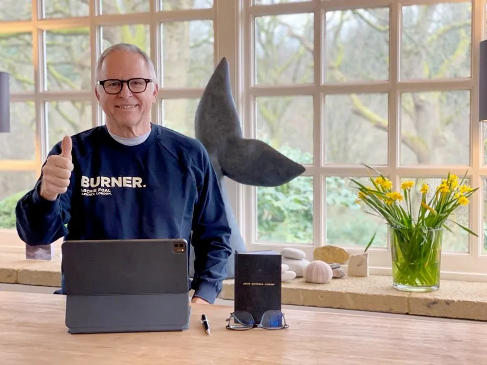 John Knight og Hitecvisions satsning i Storbritannia har allerede gitt store gevinster. Her er han fotografert i hjemmet sitt i Surrey.