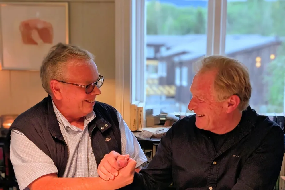 God stemning: Erik Ianssen (t.h.), daglig leder i Selfa Arctic AS. og administrerende direktør i Nogva Motorfabrikk AS, Kjell Norvoll, er gode busser etter snart 50 års samarbeid.