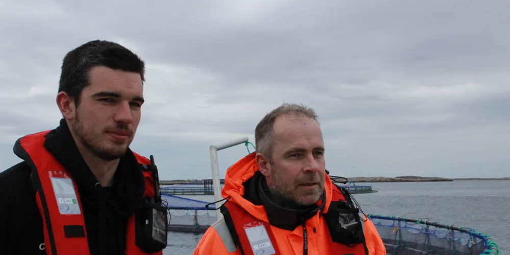 Driftsleder Conor Foster (t.v.) og ferskvannssjef i Marine Harvest Midt Tore Evjen.