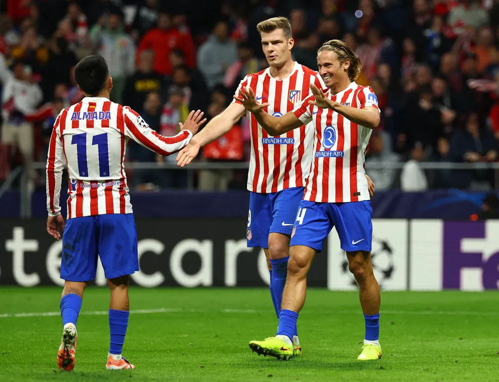 Alexander Sørloths klubb har fått ny majoritetseier. Her avbildet med Marcos Llorente (t.h.) og Thiago Almada i en Champions League-kamp mot Union Saint-Gilloise i Madrid tidligere i november.