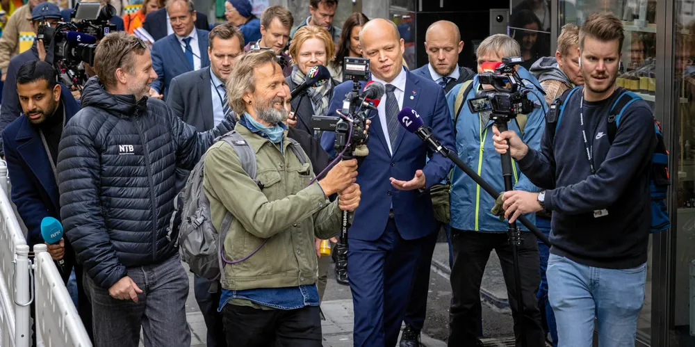 Finansminister Trygve Slagsvold Vedum (Sp) på vei til Stortinget for å presentere statsbudsjettet. Pressens rolle er helt sentral i demokratiet Norge, og Fiskeribladet har hatt stor betydning for utviklingen av norsk fiskeri- og sjømatnæring.