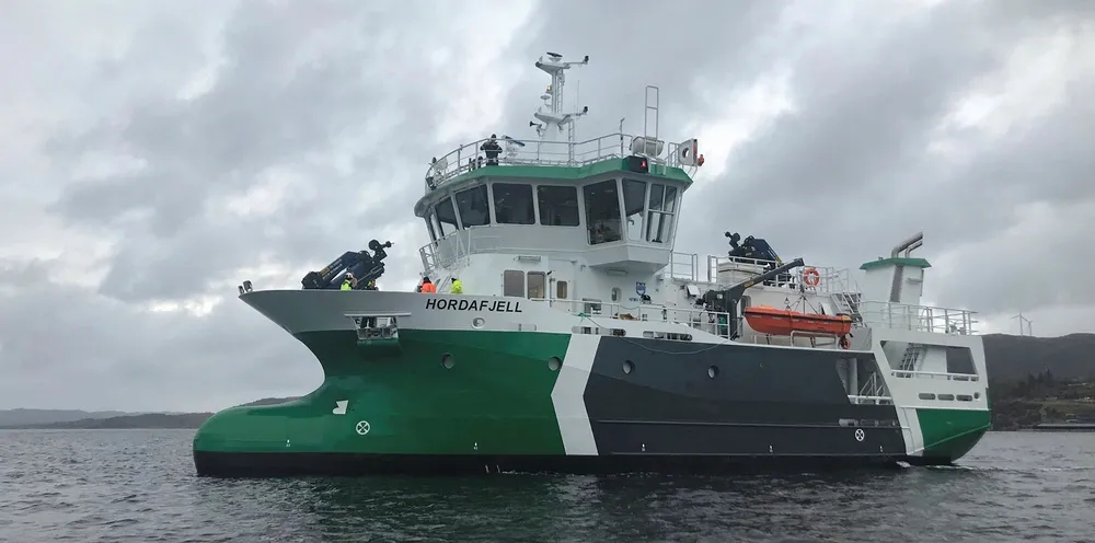 Ny bløggebåt til Thermo Service, bygget ved Fitjar Mekaniske Verksted. «Hordafjell». 28,5 meter lang. 10,2 meter bred.