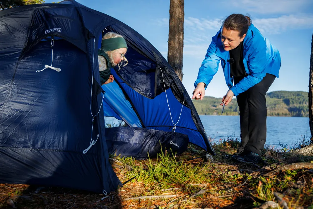 Familien til Nora Helliksen har drevet med telt i tre generasjoner. Her er hun på tur med sønnen Oskar i Skaun like utenfor Trondheim.