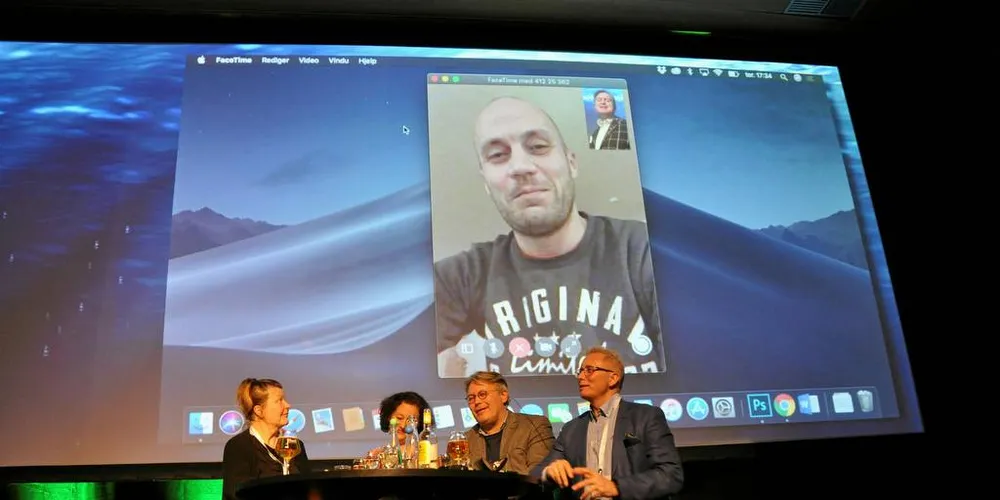 KOMMUNIKASJON: Mye har endret seg siden fiskerne måtte ro til Danmark for å treffe kongen, for å formidle et budskap. Bildet er fra en debatt i sjømatnæringen.Foto: Bent-Are Jensen
