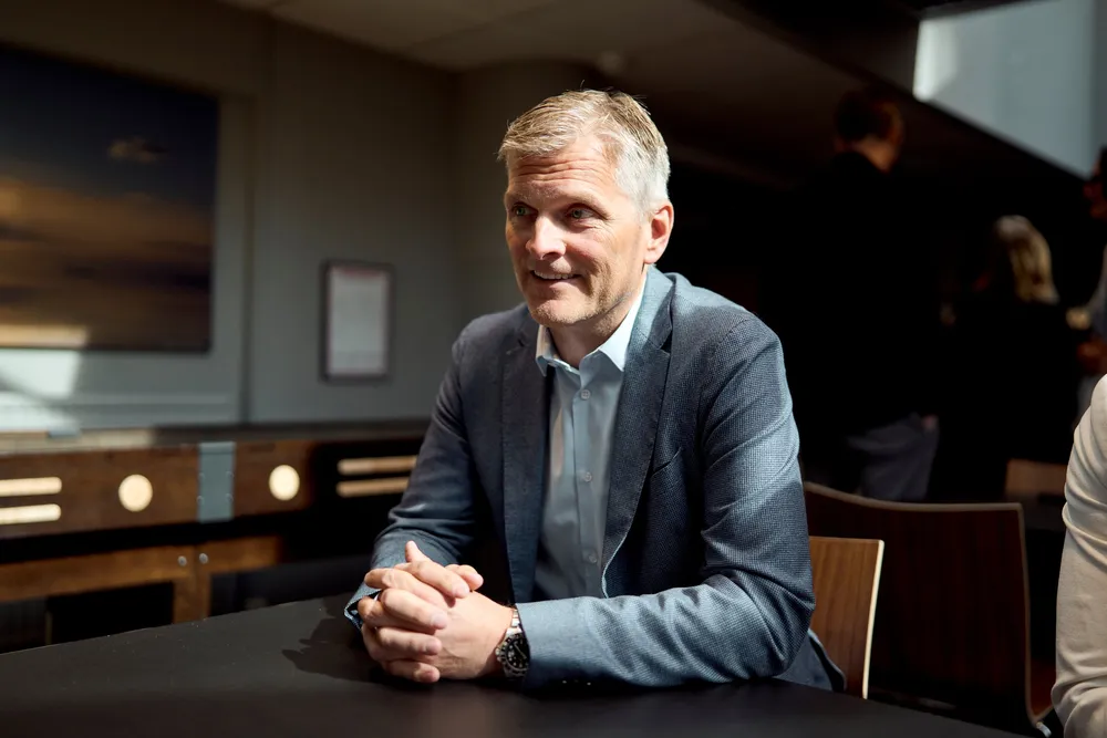 Accenture-sjef Torbjørn Eik-Nes sier selskapets vekstambisjoner står fast i møte med KI-trykket.