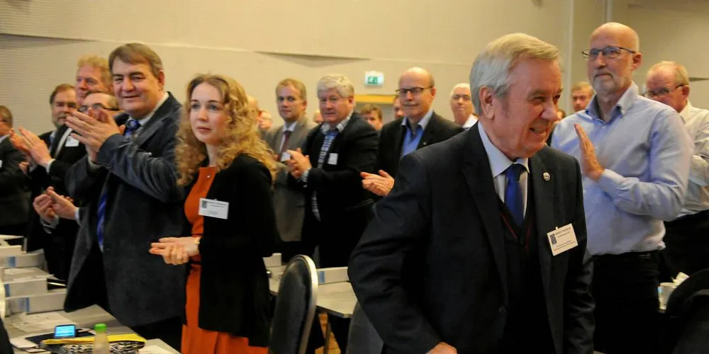 BEÆRET: Salen reiste seg da russiske Vasilij Nikitin ble utnevnt til nytt æresmedlem i Norges Fiskarlag. Det er første gang en utlending har fått denne utmerkelsen.
