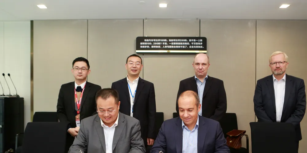Guo Yizhong, CEO of Tongwei, and Carlos Diaz, CEO of BioMar Group, sign the deal to acquire Haiwei. Photo: BioMar