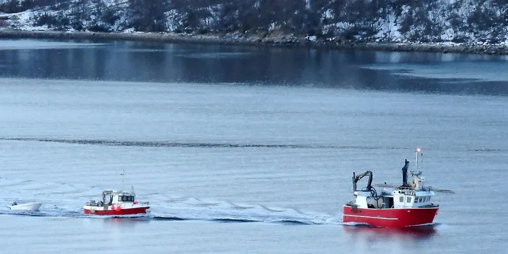 Søndag var "Karino" og "Bas" fra Rogaland på vei mot sildefeltet nord i Troms med en hjelpebåt på slep. Tirsdag formiddag var 2016-kvotene tatt. Foto: Jon Eirik Olsen