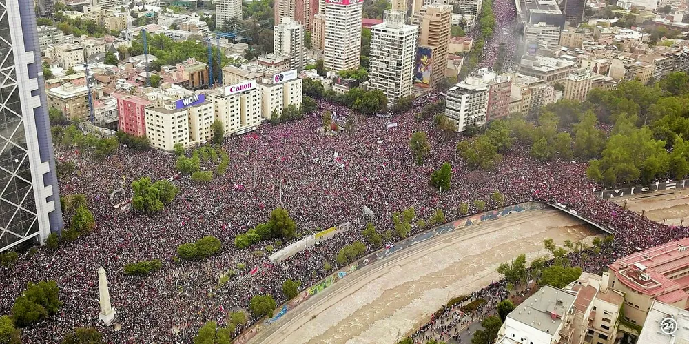DEMONSTRASJONER: Masseprotest mot sosial ulikhet i Santiago de Chile.