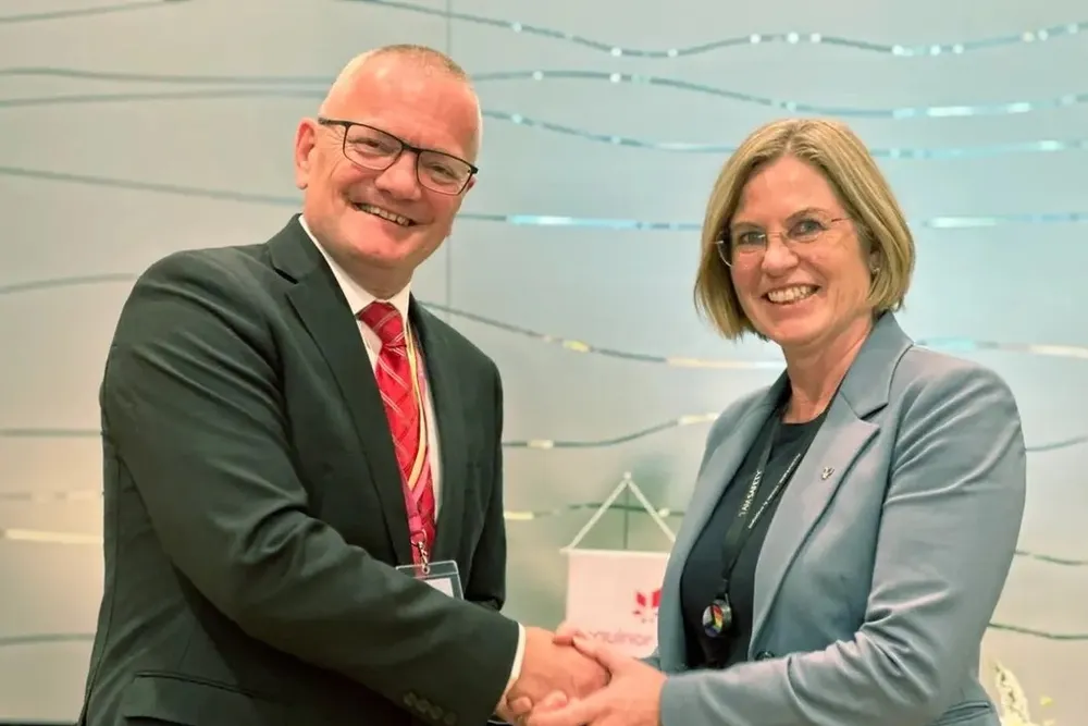 COSL Drilling Europe chief executive Frank Tollefsen and Equinor chief procurement officer Mette Ottoy at the COSLInnovator signing in 2023