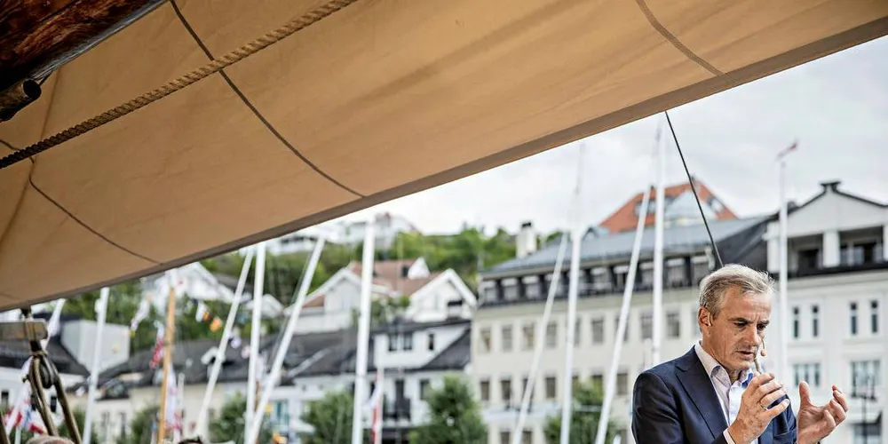 AP I MOTVIND: Valgforsker Marcus Buck er ikke overrasket over at Arbeiderpartiet (Ap) og SV får så lav oppslutning blant fiskere, fiskeindustriledere og lakseoppdrettere. Her ser vi Arbeiderpartiets leder Jonas Gahr Støre i aksjon under Arendalsuka, hvor fiskerinæringa markerte seg kraftig for første gang.