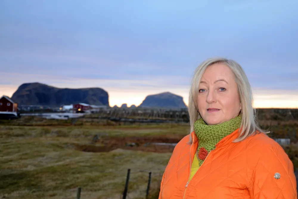 Ordfører på Røst, Elisabeth Mikalsen, sier regelverket ikke er tilpasset virkeligheten fiskeindustrien står i.