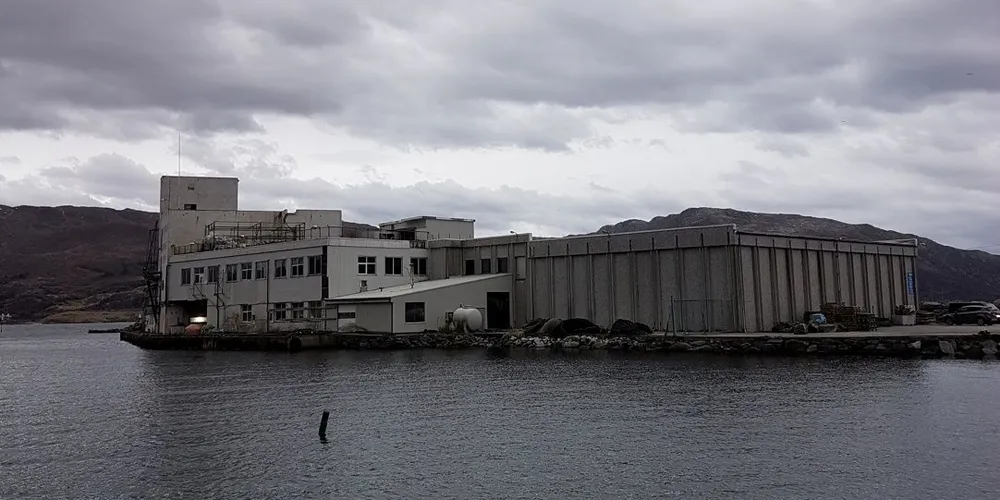 Rederiet Havstjerna trenger båtplass til garn- og linebåten «Grotle», så nå har de startet Havstjerna Eigedom og kjøpt det som en gang var Bremanger fryseri. Foto: Privat