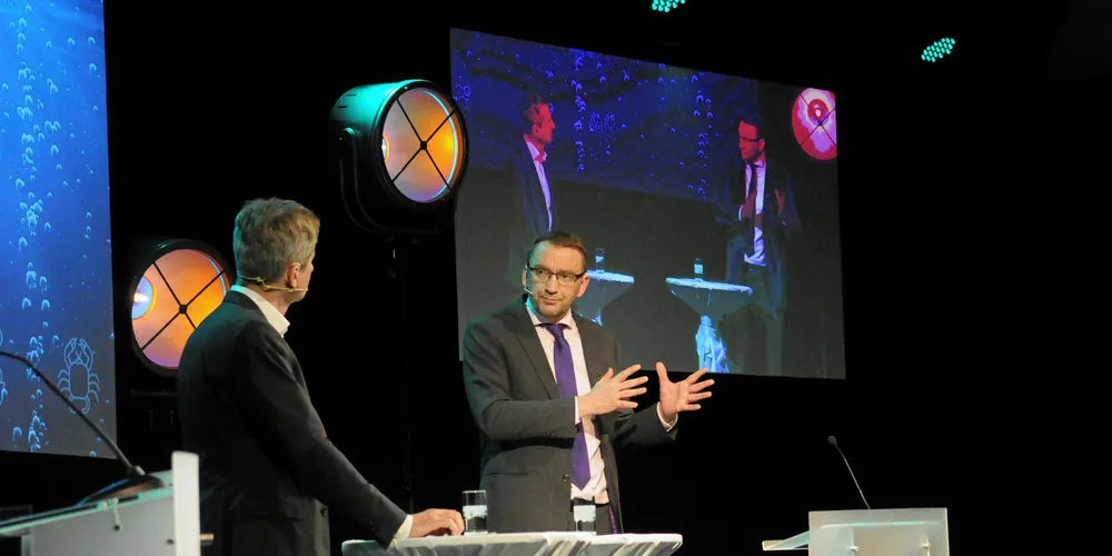Statssekretær Roy Angelvik (Frp), her i samtale med konferansier Jan Paul Brekke på Sjømat Norges årsarrangement 2018.
