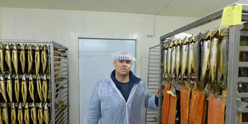 FOREDLING: Styreleder og aksjonær Eirik Sundal i Bergen Røkeri på Manger i Radøy har stor tro på tradisjonsrøykt fisk på flis.