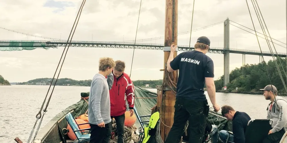 David Enoksen tok med seg en gjeng med kompiser og seilte sin nye båt hjem til Risør søndag. Seks timer brukte de på turen. Foto: David Enoksen
