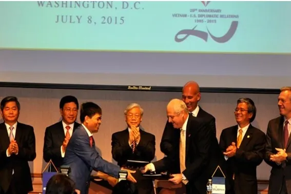 Friendly: PetroVietnam chairman Nguyen Xuan Son and Murphy chief executive Roger Jenkins