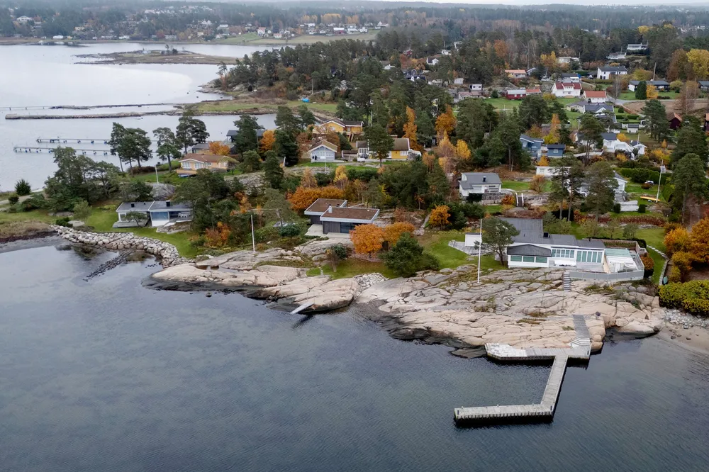Den Sveits-bosatte milliardæren Christian Sinding eier de tre hyttene i forkant av bildet, på Skjæløy i Fredrikstad kommune. Arbeider på eiendommen har utløst en større politietterforskning.