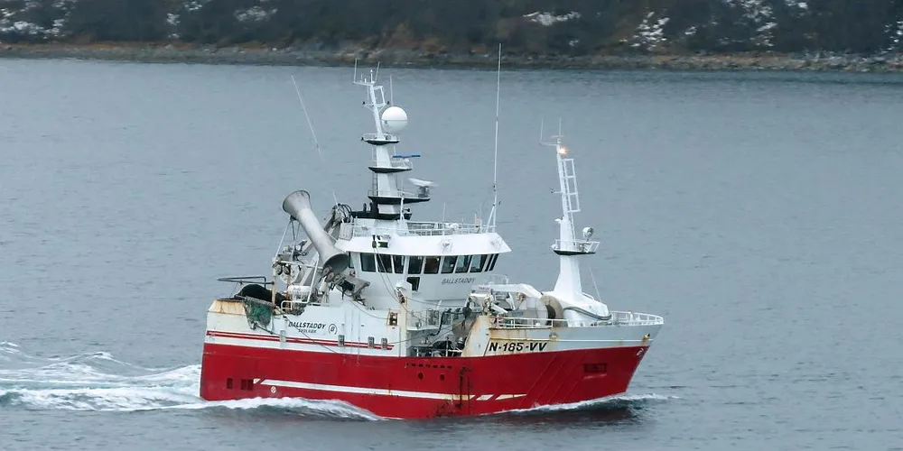 Under grensen: Kystnotbåten «Ballstadøy» er med sine 27,43 meter akkurat under den grensa Fjordfiskenemnda foreslo for fjordlinje-unntak i silde- og seinotfisket. Nå får også større kystnotbåter slippe innenfor. Foto: Jon Eirik Olsen