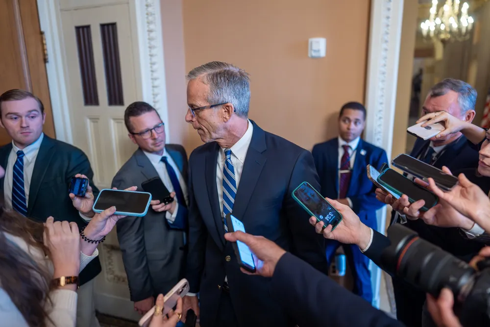 Senatets republikanske leder, John Thune, ledet et møte søndag kveld før avstemningen.