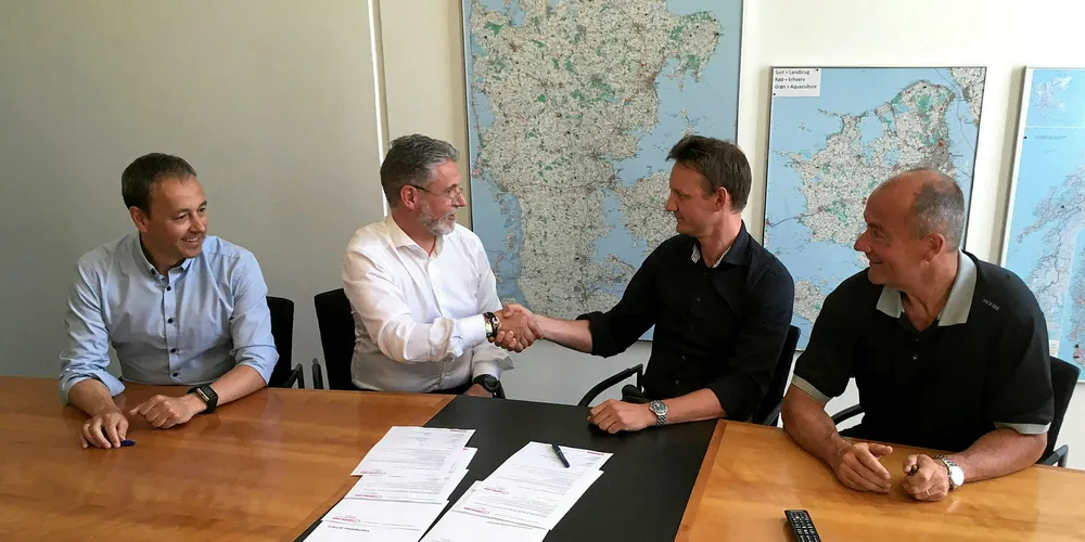 SIGNERER KONTRAKTEN: Fra venstre i bildet: Salmo Terras CFO Kai André Stæger-Holst, administrerende direktør hos Salmo Terra Harald Schreiner Fiksdal, Gråkjær Aquas divisjonsdirektør Morten Malle og administrerende direktør i Gråkjær A/S Jan Larsen.