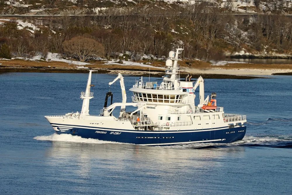 «Fiskebas» hadde med elleve personer som mannskap, i tillegg til en turist da de tok årets første makrellfangst.