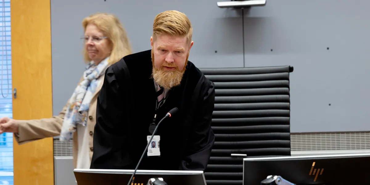 To av de tiltalte overførte millioner rett før rettssaken begynte