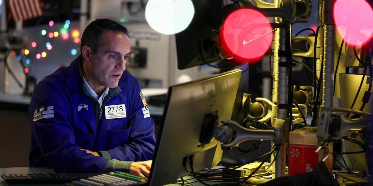 Wall Street venter på rentebeslutning – og kampen om Warner Bros. tiltar