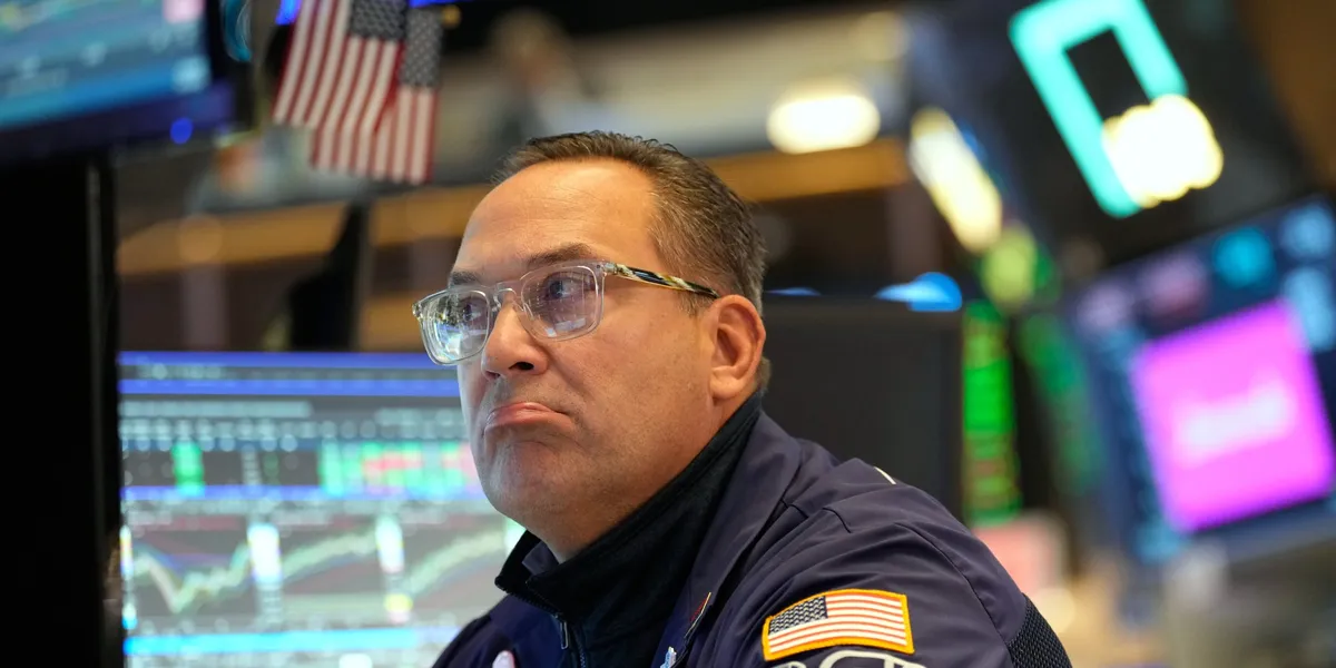 Wall Street vender opp etter vinglende start – hurtigmatgigant stiger etter tallslipp